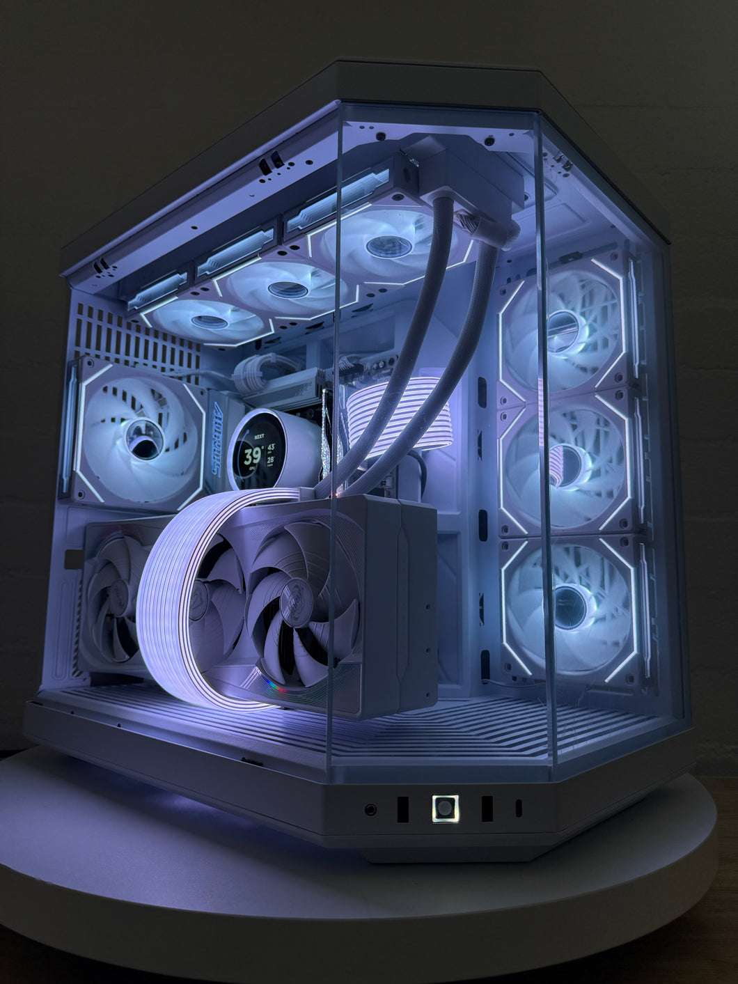 Hyte Y70 W1: AMD Ryzen 9800X3D / 48GB DDR5 / 2TB SSD / RTX 5080 / Gaming PC