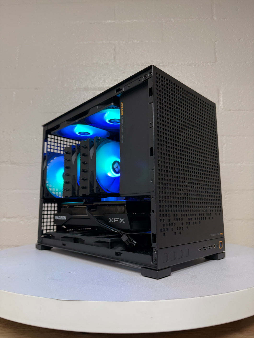 J-D32 B: AMD Ryzen 7 9700X / 32GB DDR5 / 2TB SSD / RX 9060 XT Gaming PC