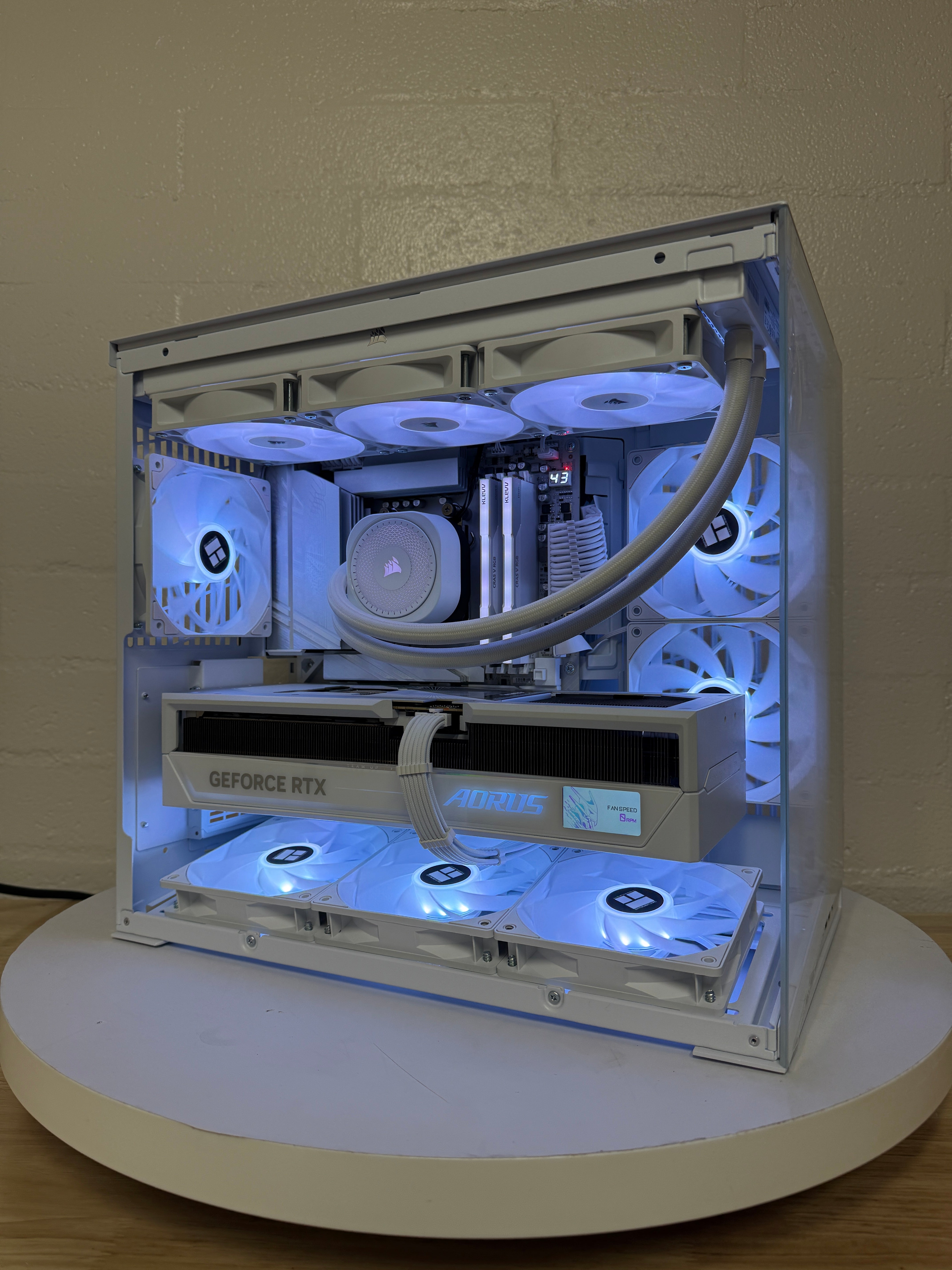 LL-O11M-W: AMD Ryzen 7 9850X3D / 32GB DDR5 / 2TB SSD / RTX 5080